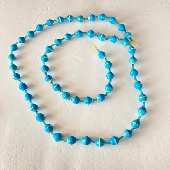 Turquoise paper bead necklace with plastic barrel clasp - Picture 2 of 7